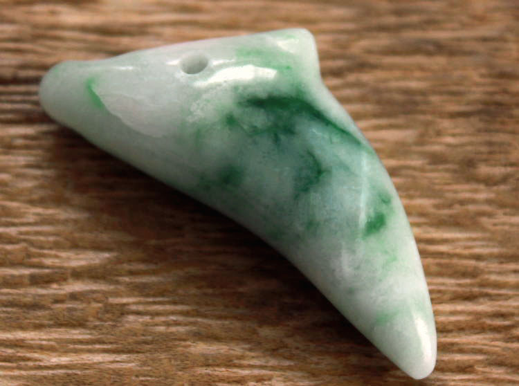 楽天市場】糸魚川翡翠魚形勾玉 M04535豊翠 作47mm*20mm*12mm : 糸魚川