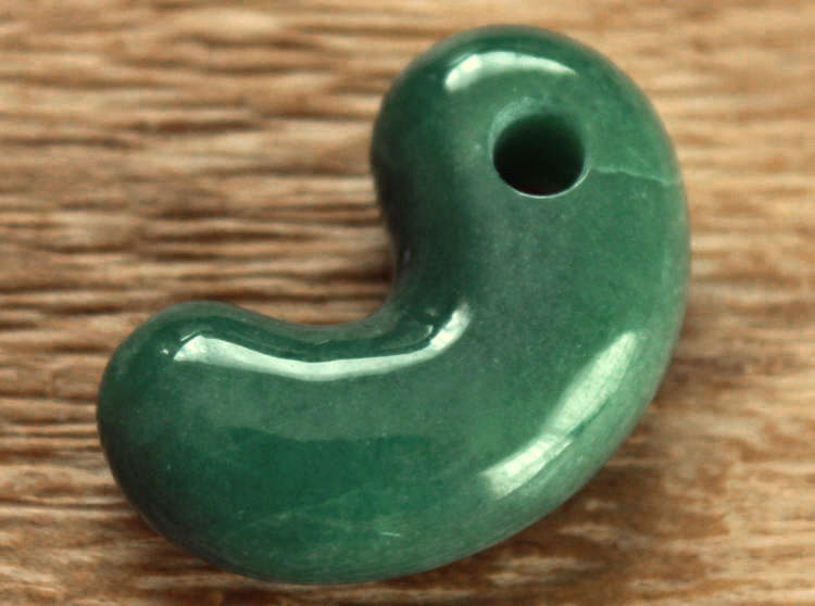 楽天市場】糸魚川翡翠勾玉 M04822元粋 作37.8mm*23mm*13mm : 糸魚川