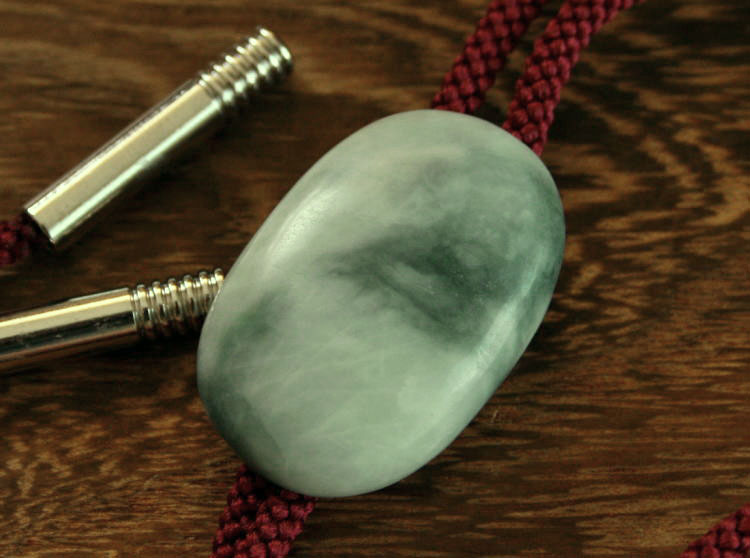 糸魚川翡翠♢勾玉浮かし彫りループタイ 楽天市場】糸魚川翡翠