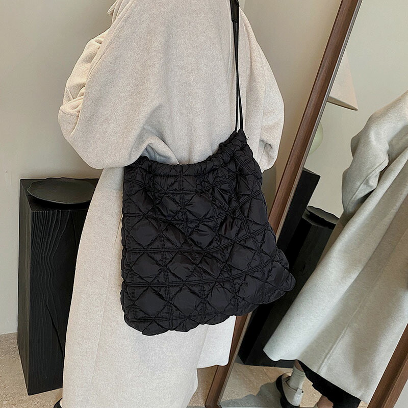 楽天市場】キルティングショルダートートバッグ ホワイト/ブラック