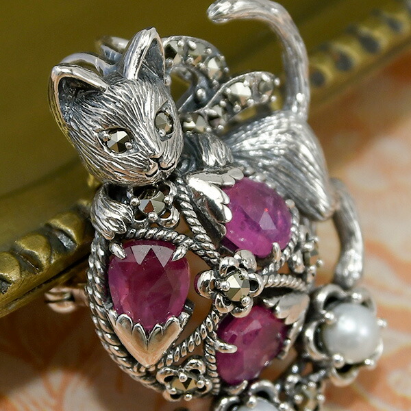 楽天市場】碌山 毬つき猫の ルビー ブローチペンダント キュートな