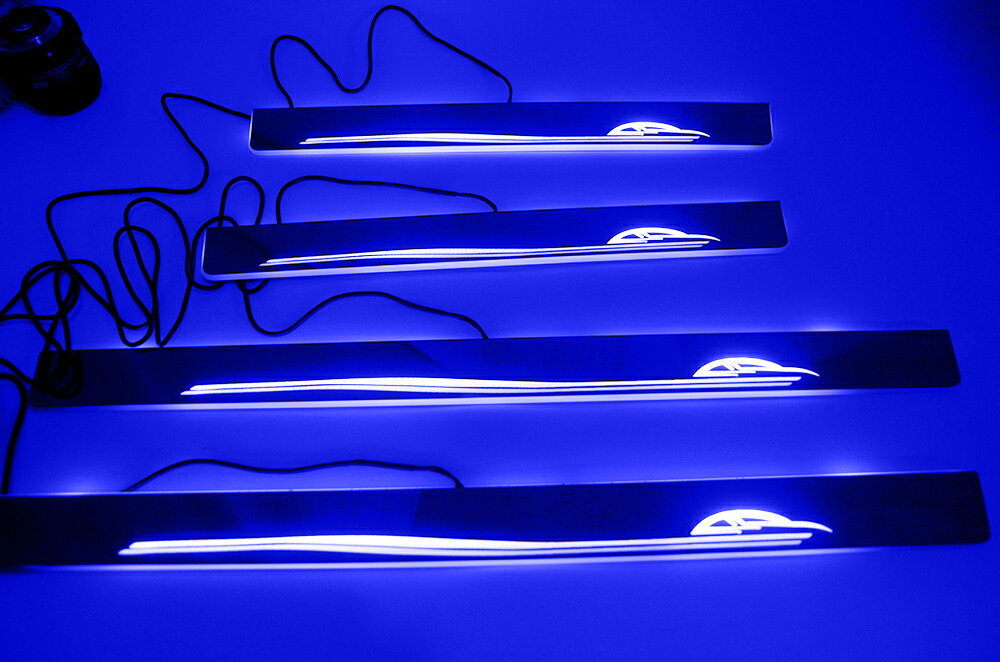 CROWN LEDスカッフプレート 4点セット CROWN LEDスカッフプレート 4点