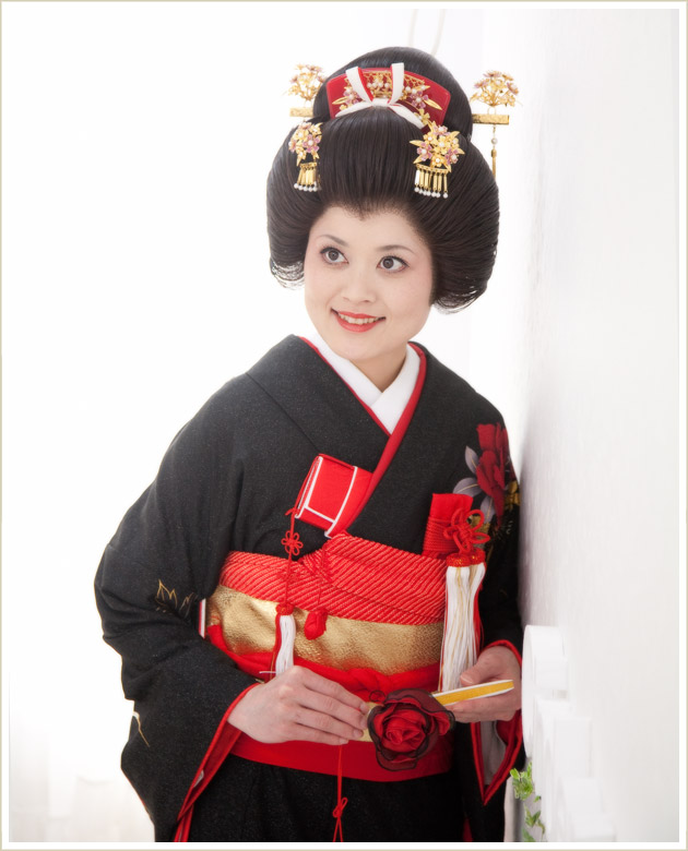 楽天市場】花嫁衣装の引き振袖・紋付きレンタル 黒地に華燭牡丹づくし