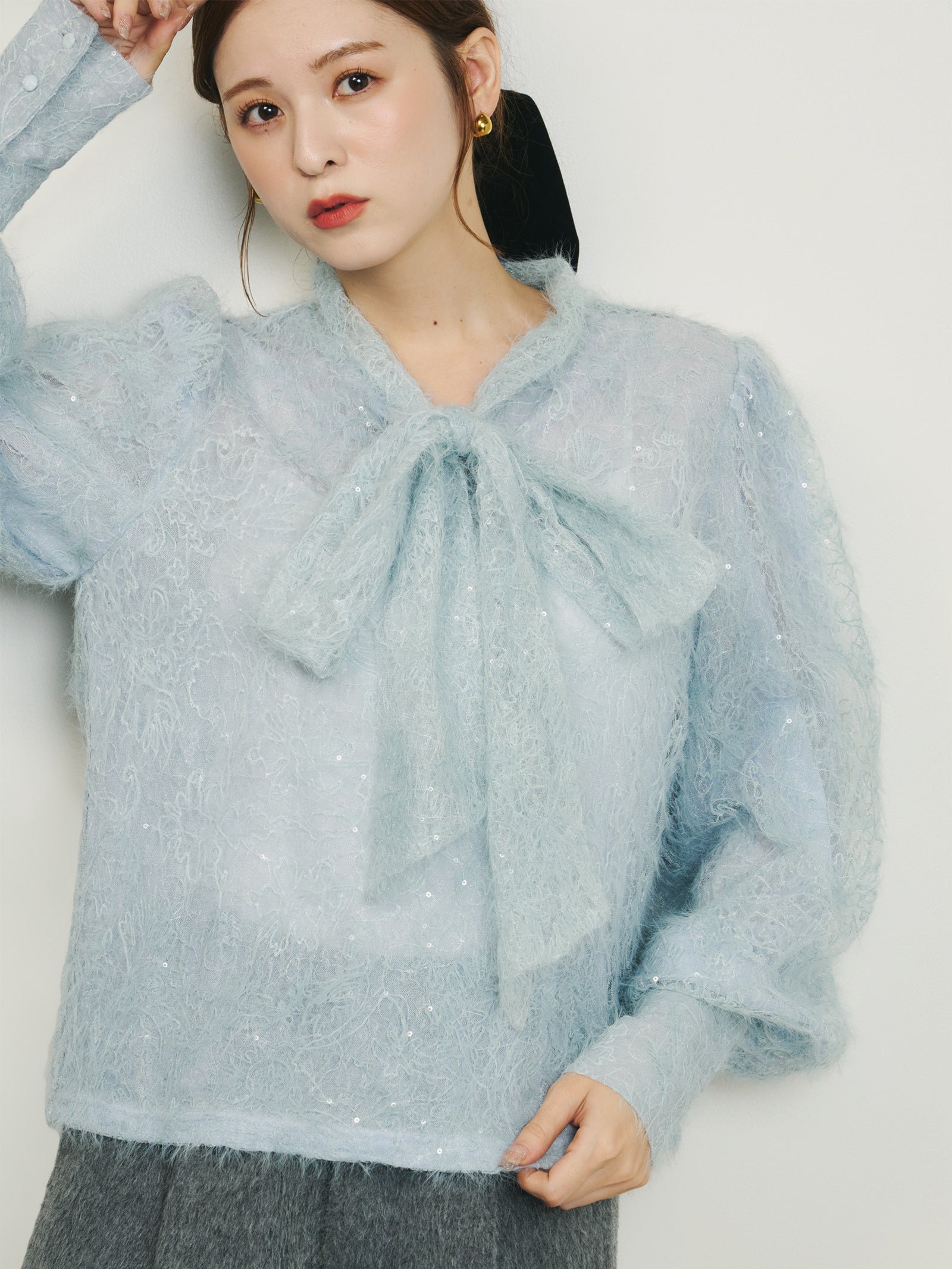 Olu.｜スパンコールレースリボンタイブラウス | Rakuten Fashion(楽天