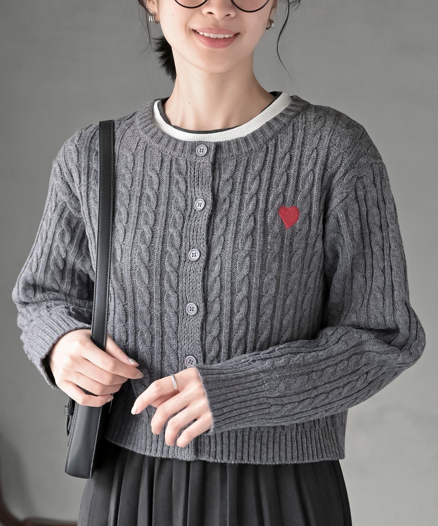 rps｜ハート刺繍ケーブルニットクルーネックカーディガン | Rakuten
