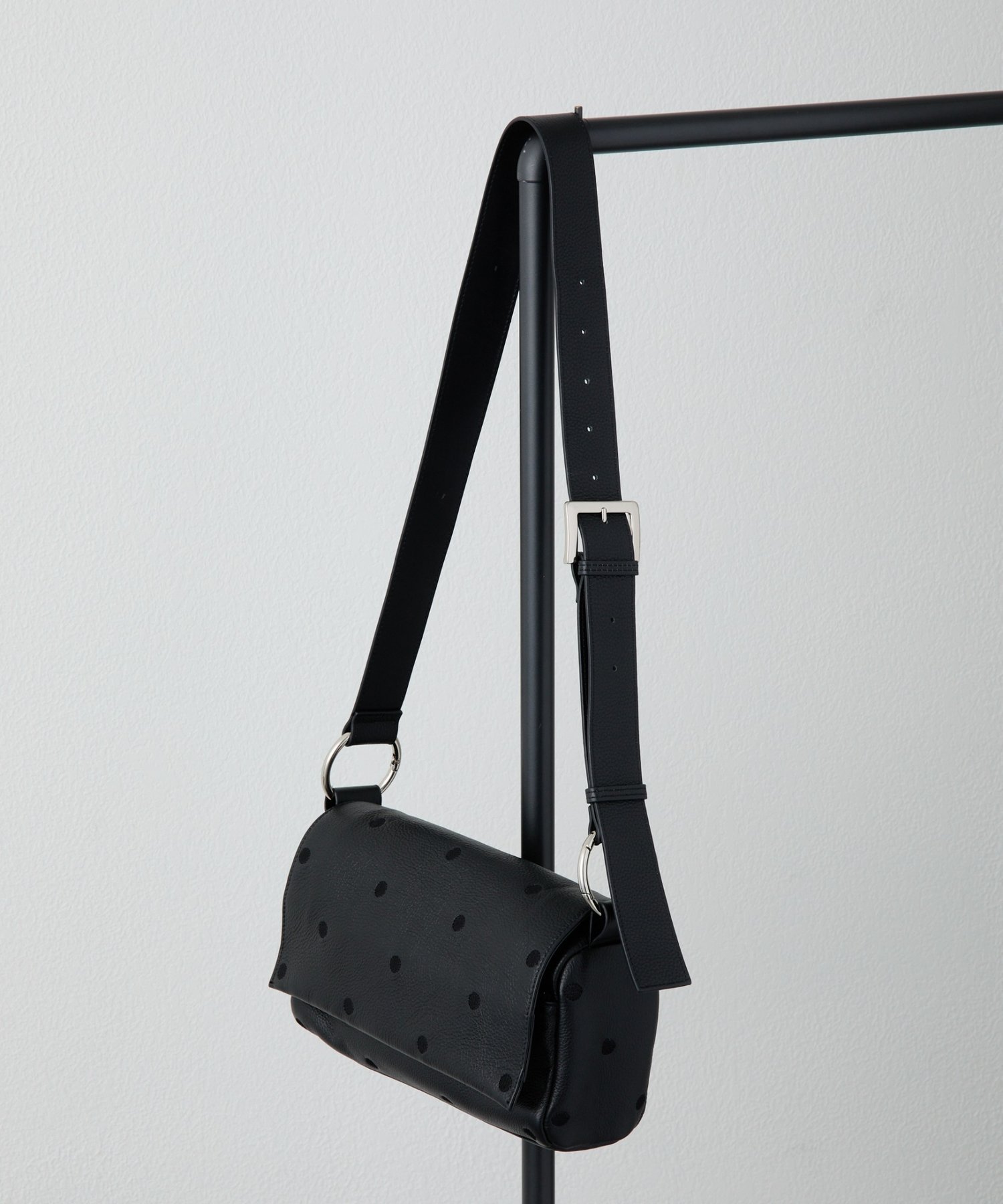 BEARDSLEY｜《本革》ドットボディバッグ | Rakuten Fashion(楽天