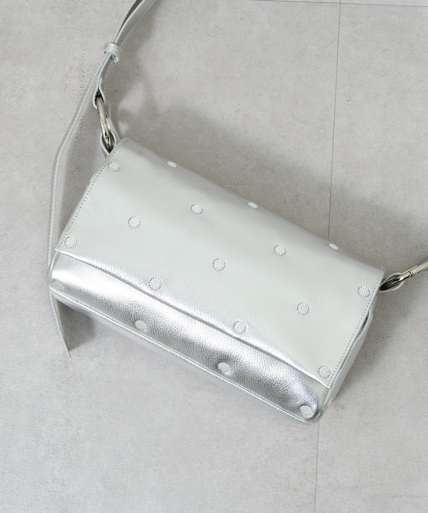 BEARDSLEY｜《本革》ドットボディバッグ | Rakuten Fashion(楽天