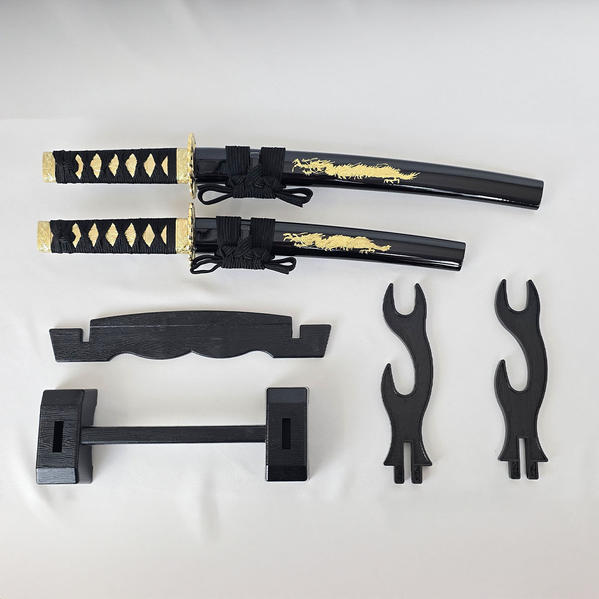 日本製模造刀 2本セット 刀掛台付き 龍柄 黒色 観賞用小道具コスプレ