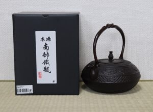 楽天市場】南部鉄器 鉄瓶 海老 1.6L 日本製 金気止め 南部鉄瓶 大容量