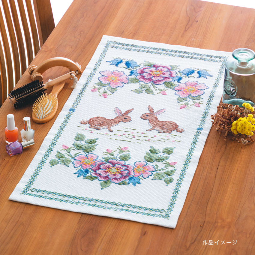 ウサギ刺繍のテーブルクロス87x87cm ウサギ刺繍のテーブルクロス