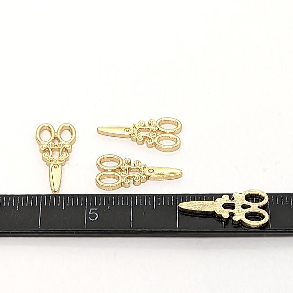 NaShI'Madeさま専用 黒のレザー風アームカバー 金色装飾付き 黒の