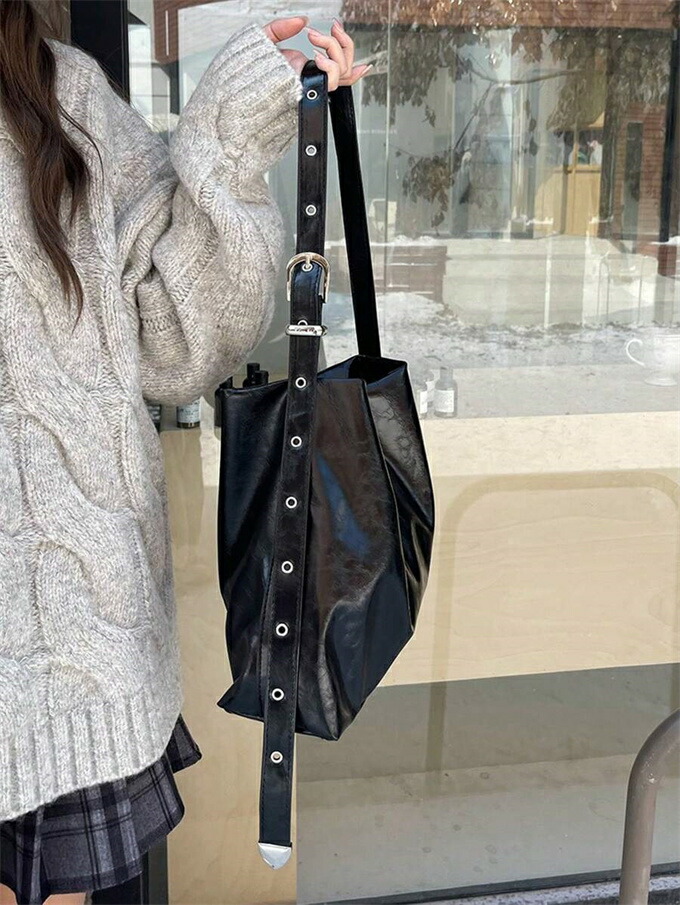 楽天市場】大容量 トートバッグ パテントレザー、柔らかいレザー 黒