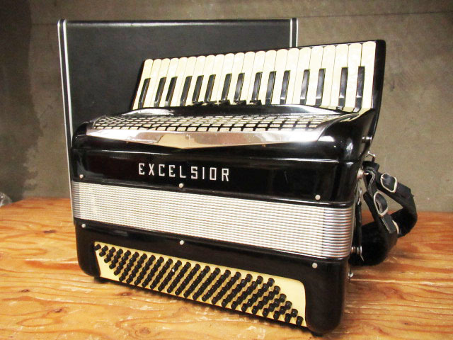 EXCELSIOR エクセルシャーのアコーディオン Model No.303をお買取り