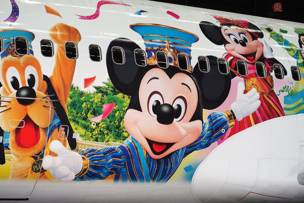 ディズニー特別塗装機、JAL国内線に登場！ ミッキーと仲間たちが空を