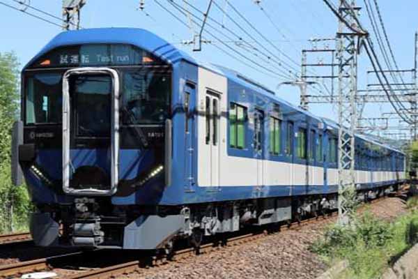近鉄「青い新型一般車両」のデビュー日決定！ 車内にユニーク区画 28年