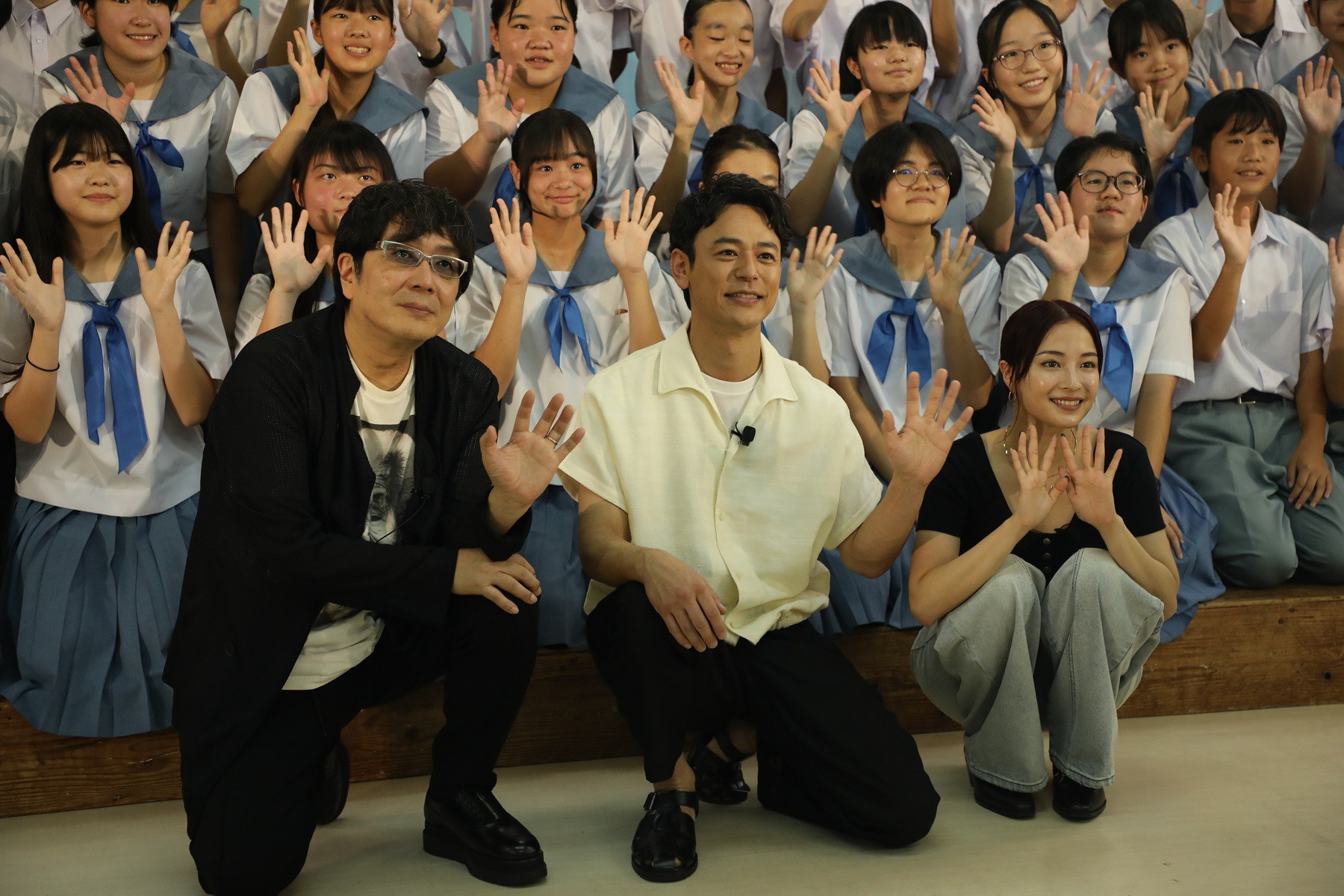 妻夫木聡＆広瀬すず 那覇中学校をサプライズ訪問！ 映画『宝島』全国