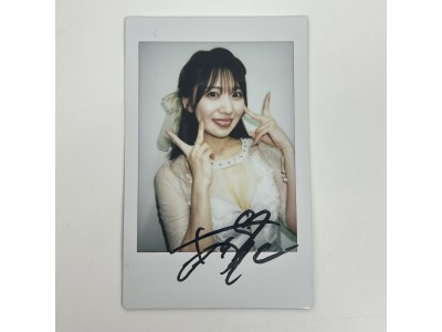 山岸あや花さんがパチンコ店来店時に着用したワンピースにミニ色紙と