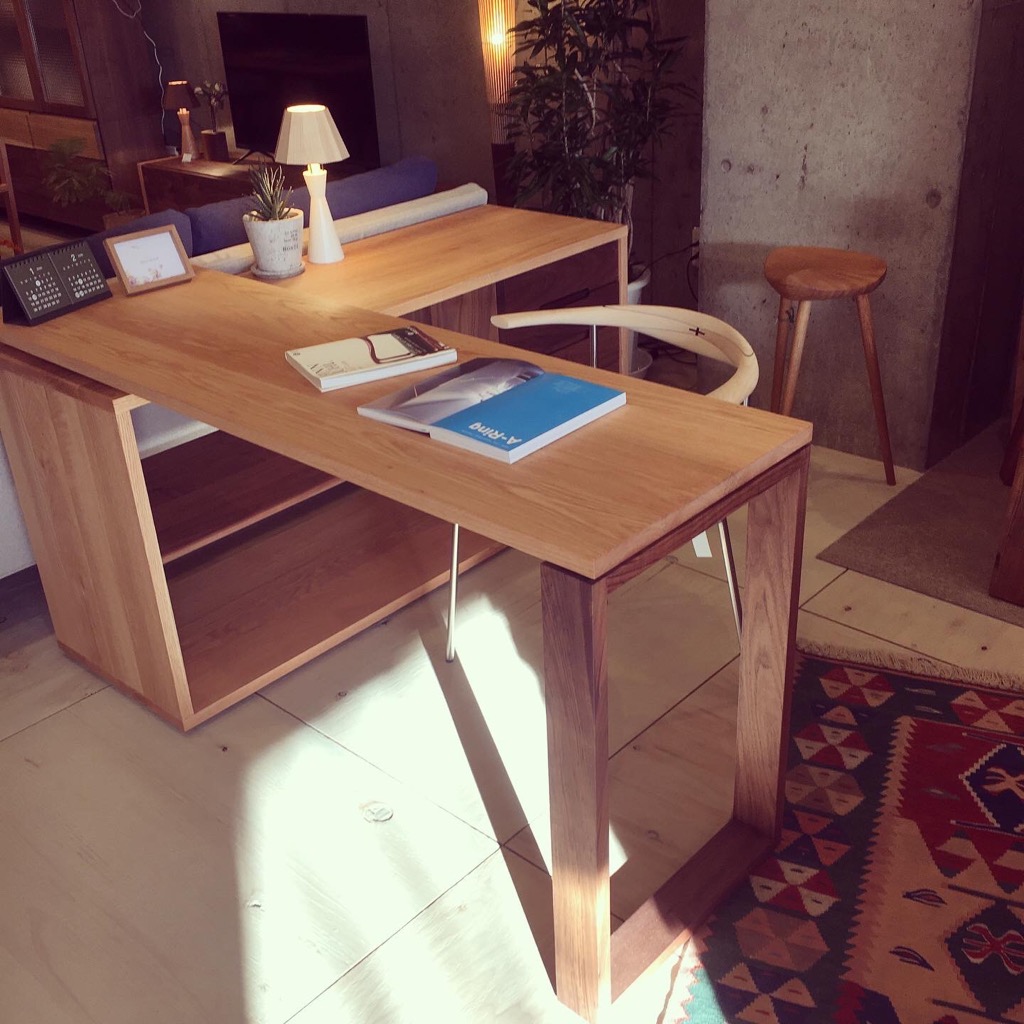 大阪府豊中市の家具店 木製デスクキャビネット 収納充実、サイズや角度