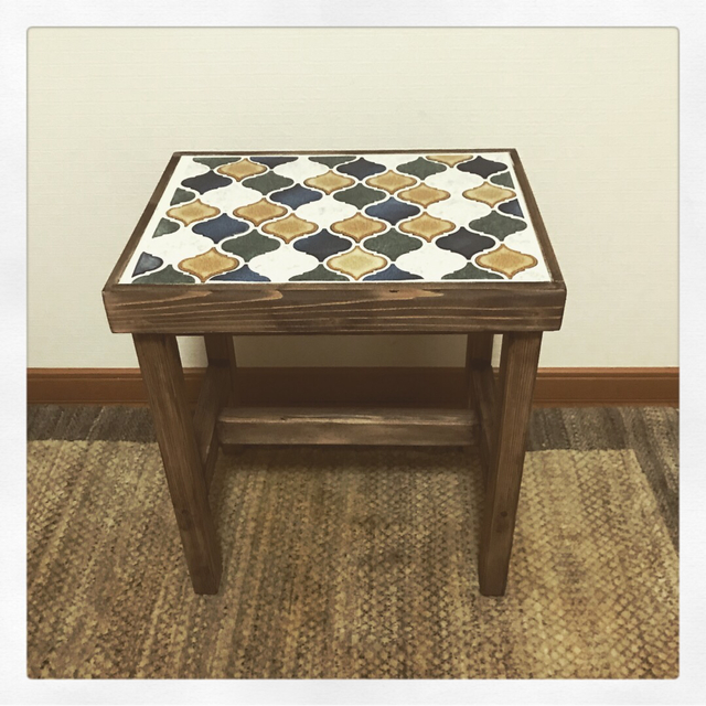 サイドテーブルにもなるタイル張りスツールランタン ストライプ