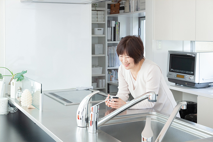 死んでも床にモノを置かない』著者、須藤昌子さんのモーニング