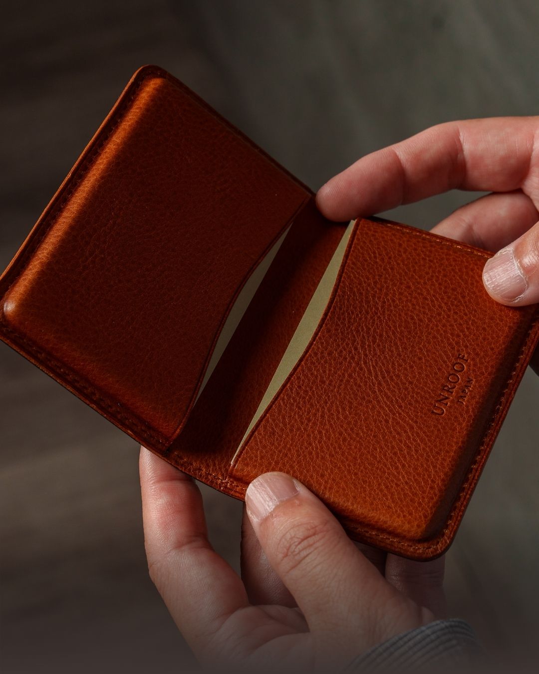 手元に宿る上質な香り」イタリアンレザーの名刺入れ