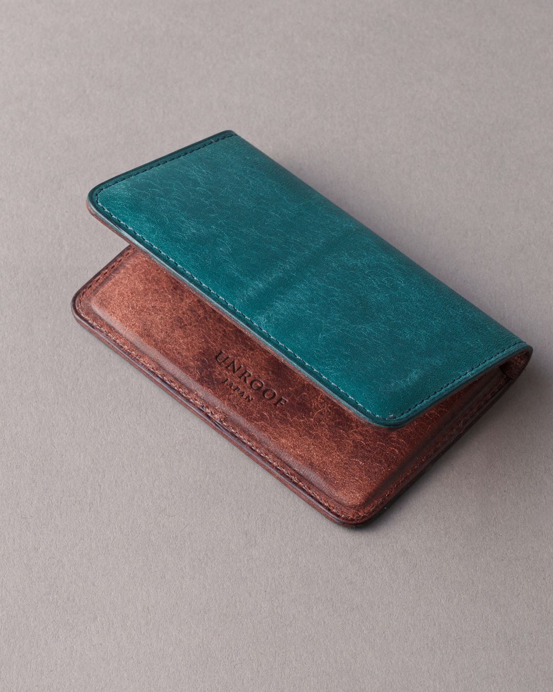 フォルムが美しい」名刺入れ／Pueblo バイカラー