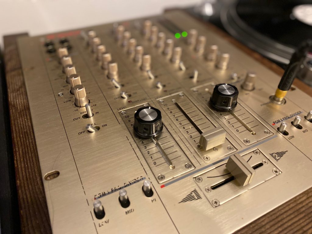 事業推進課】伝説のDJミキサー、UREI 1620 のデッドストック