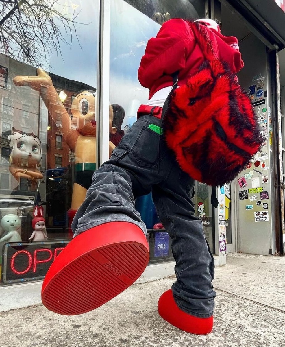 鉄腕アトムのブーツを彷彿とさせる MSCHF 『Big Red Boot』が国内5月14