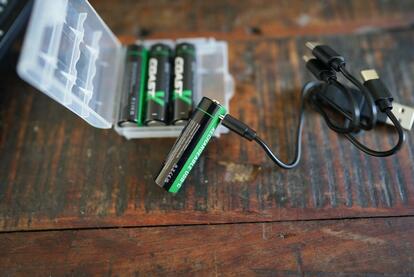 いちいち電池買い直すのやめました。USBで直接充電できるコレが快適