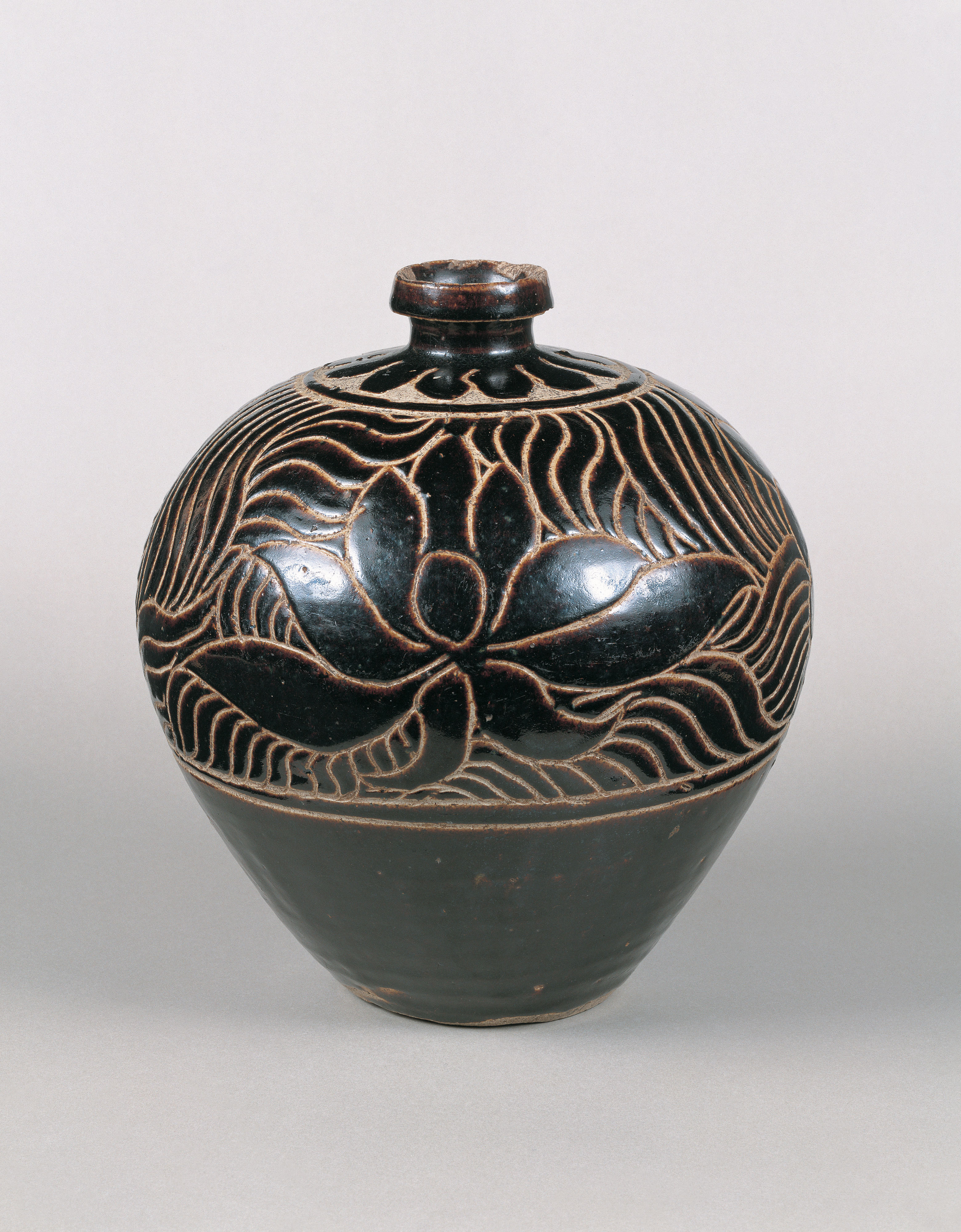 黒釉刻花蓮花文壺 | やまぐちバーチャルアートミュージアム