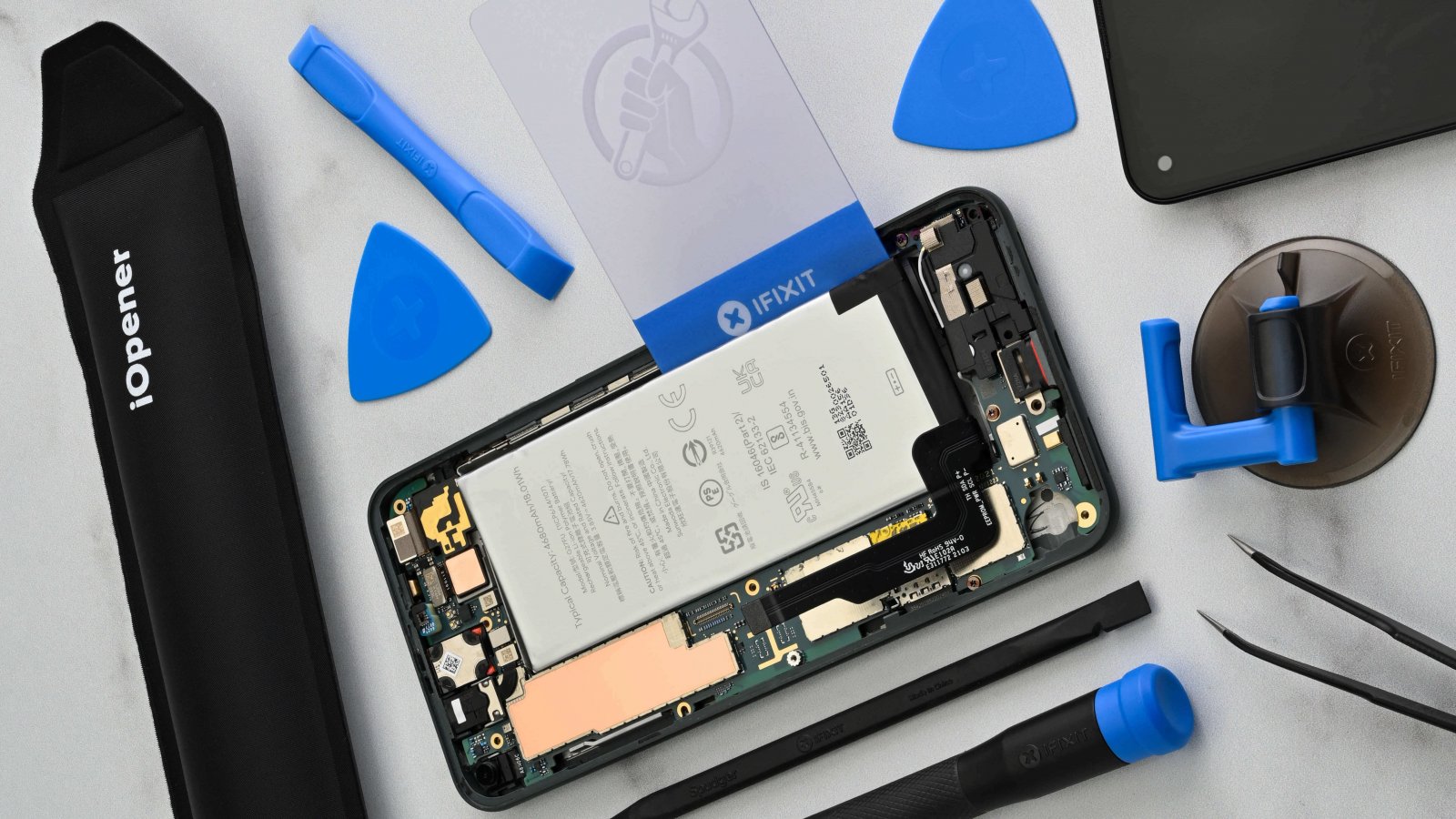 Pixel Perfect: iFixitから純正パーツを手に入れて、Google Pixelを