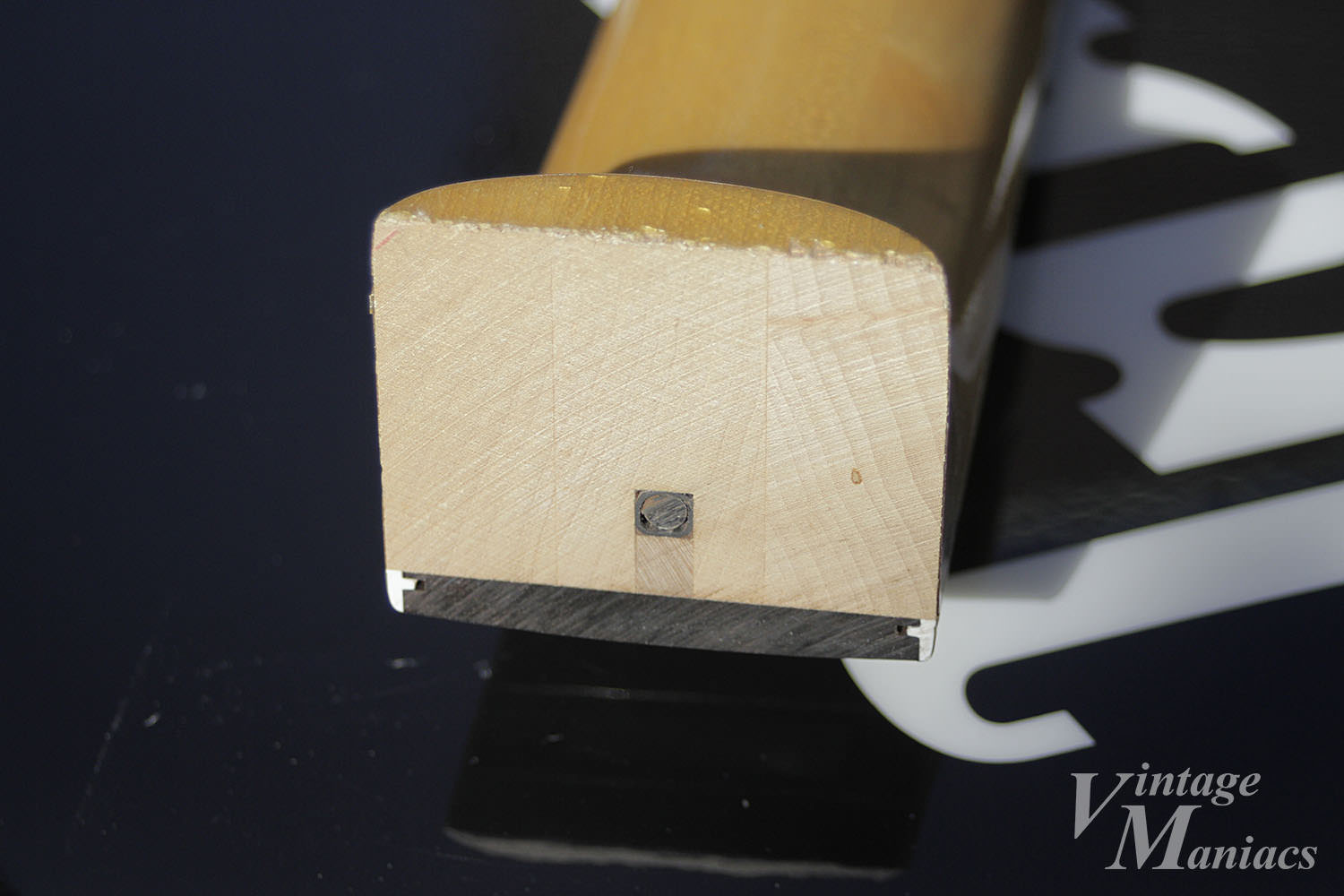 Gibsonロゴ入りギターハンガーと切断されたネック | Vintage Maniacs