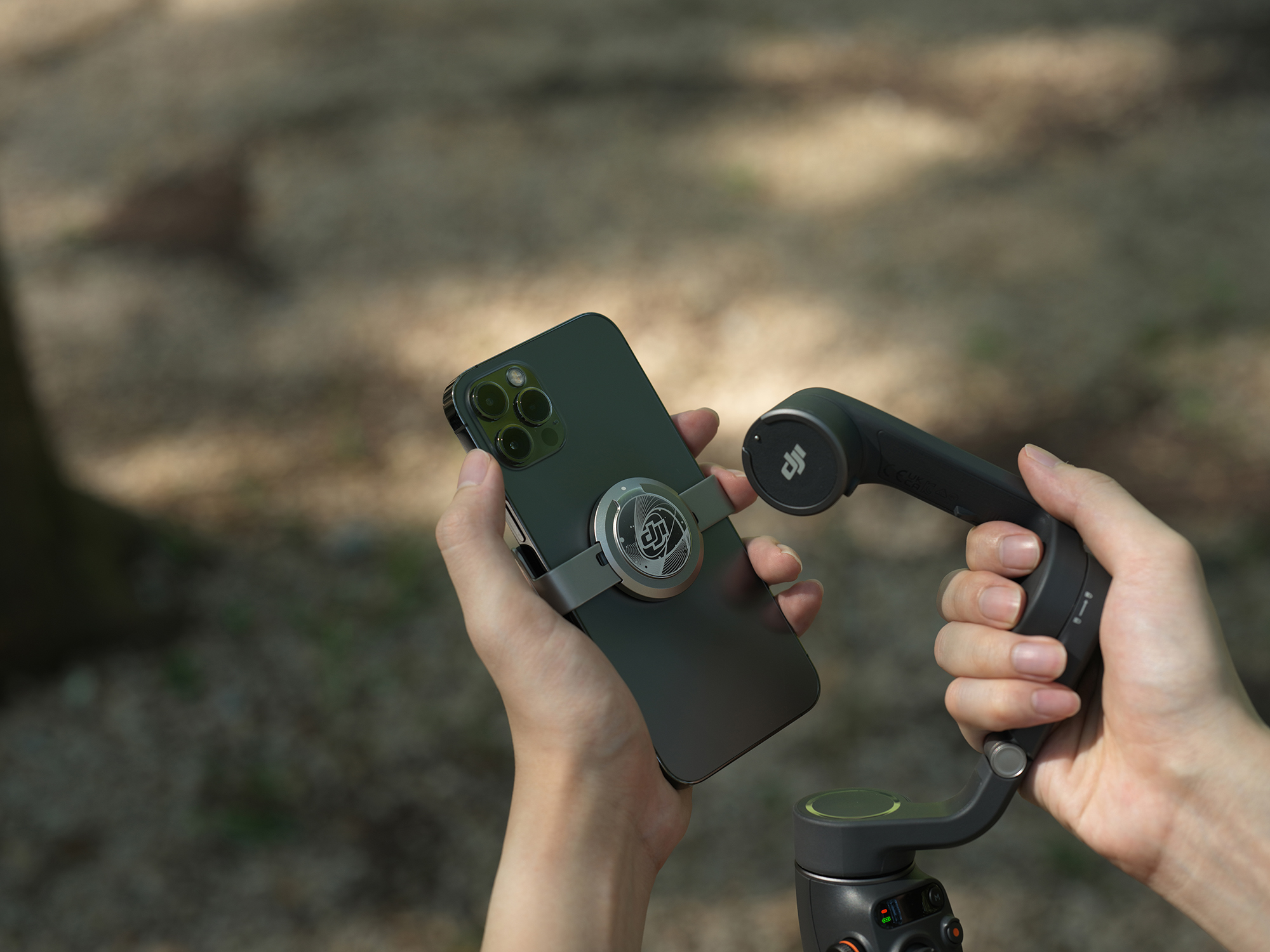 DJI、手のひらサイズのスマートフォンスタビライザーOsmo Mobile 6を