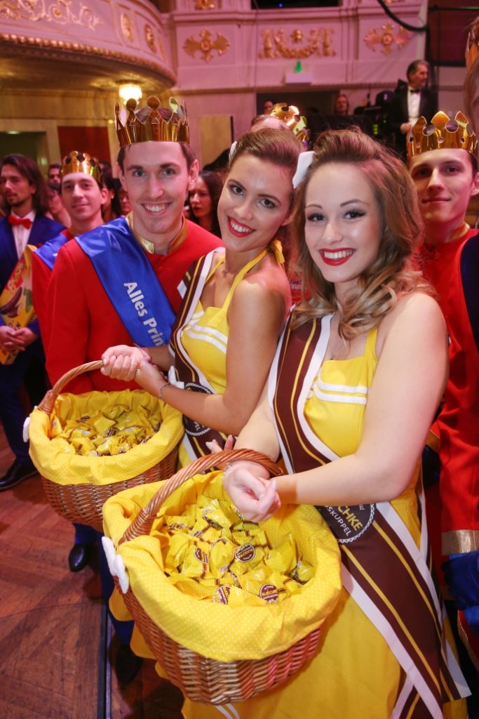 お菓子屋さん主催「ボンボンバル」で舞踏会デビューはいかが？ | 現地