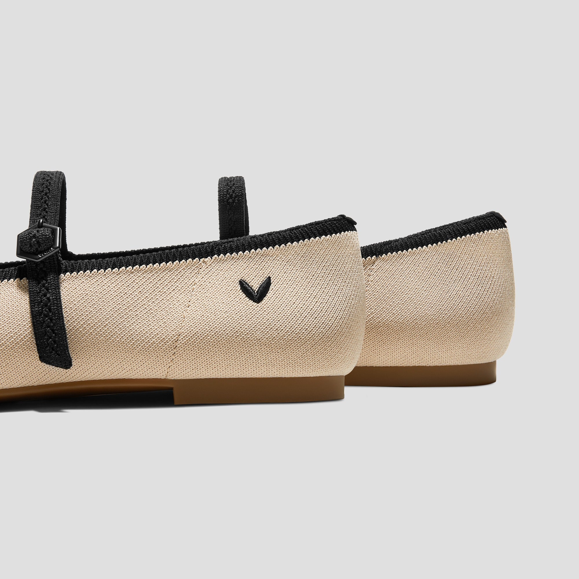 Nelly] AdaptAll™ Almond Toe Flat – VIVAIA JAPAN