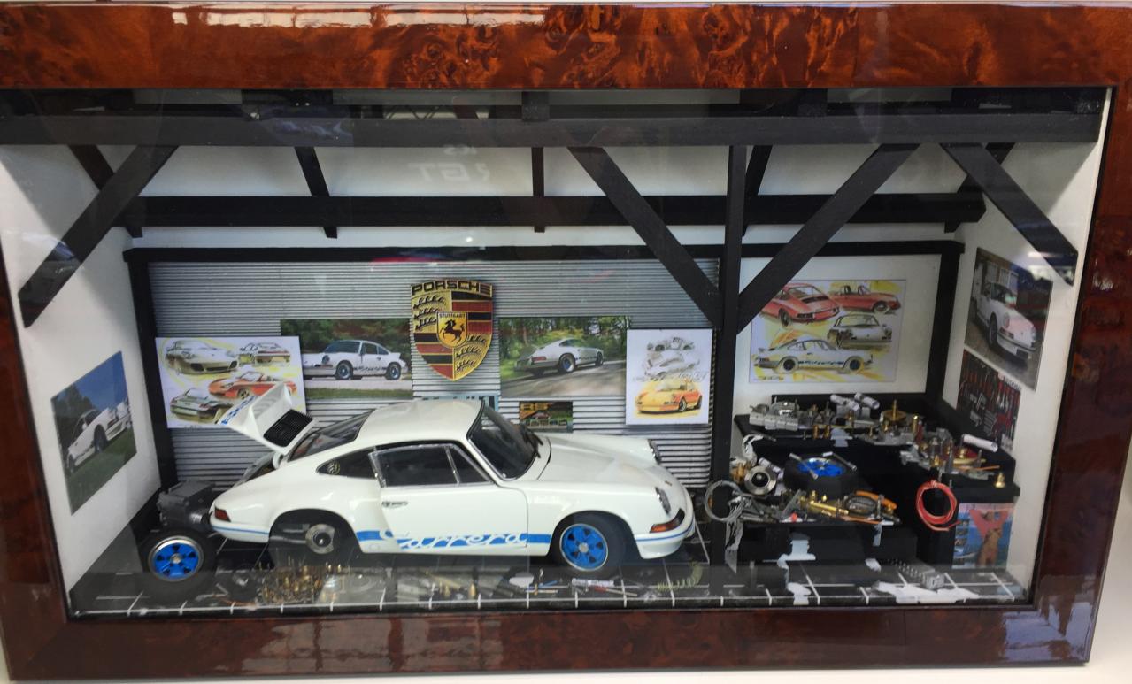 机の上にガレージを。ミニチュアで再現した箱の中の立体絵画