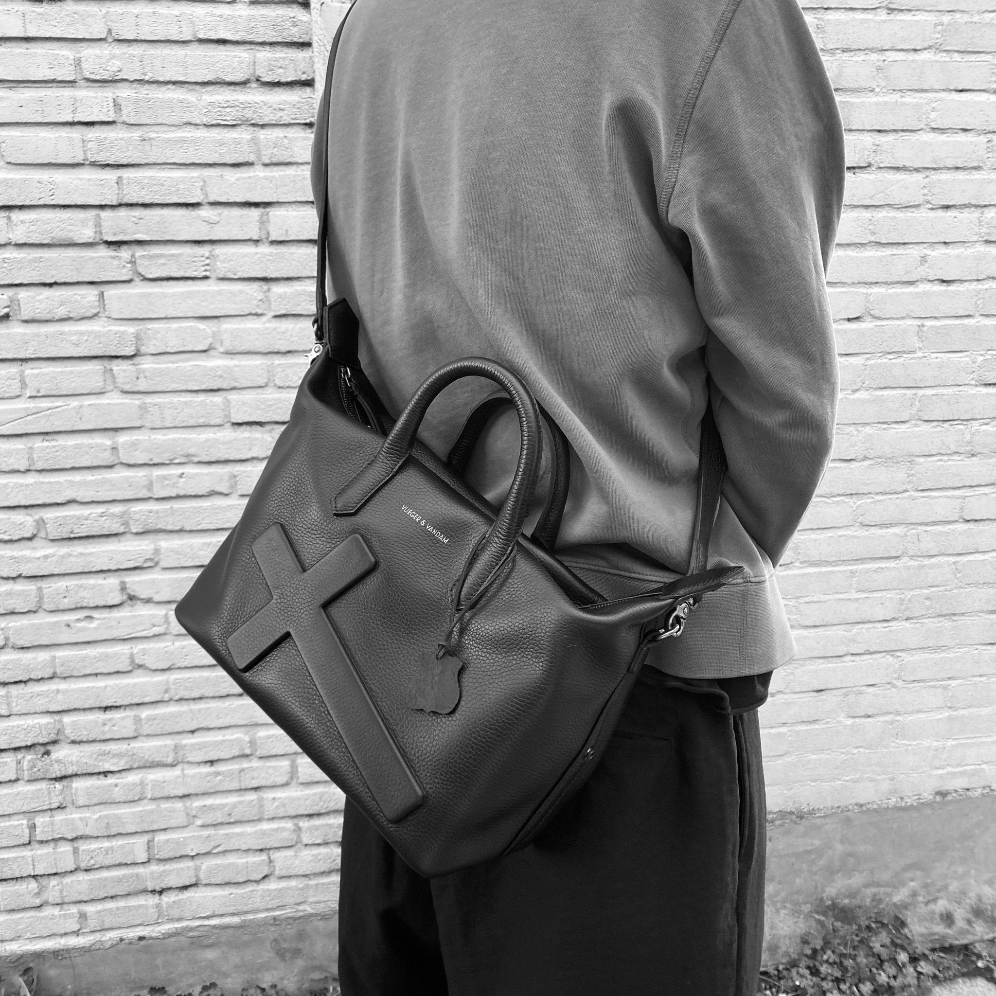 Day Tripper Crucifix in Black | Vlieger & Vandam