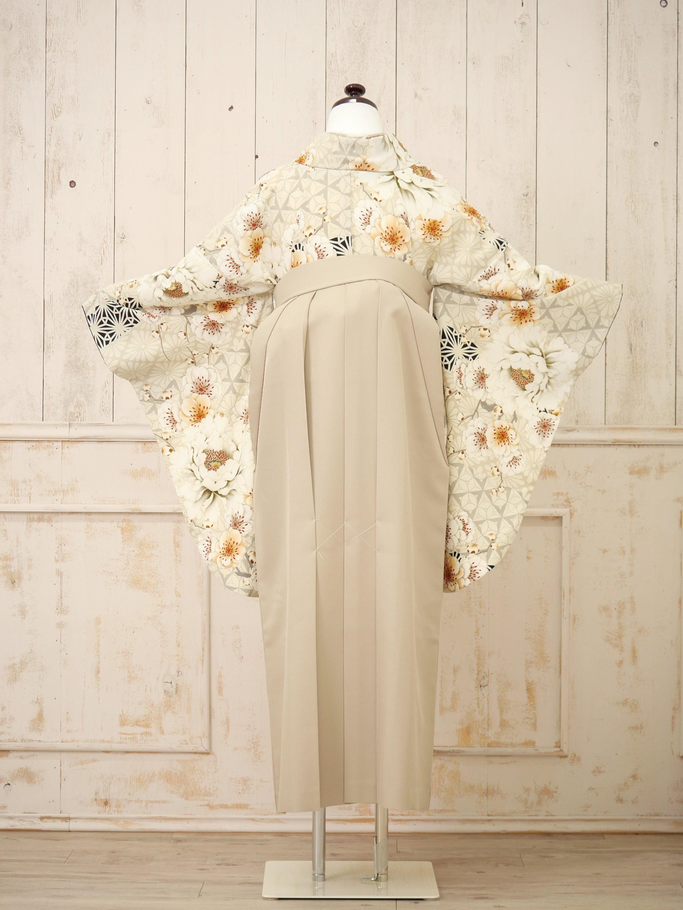 KR-137/JAPAN STYLE×中村里砂 グレージュ牡丹八重桜 卒業袴