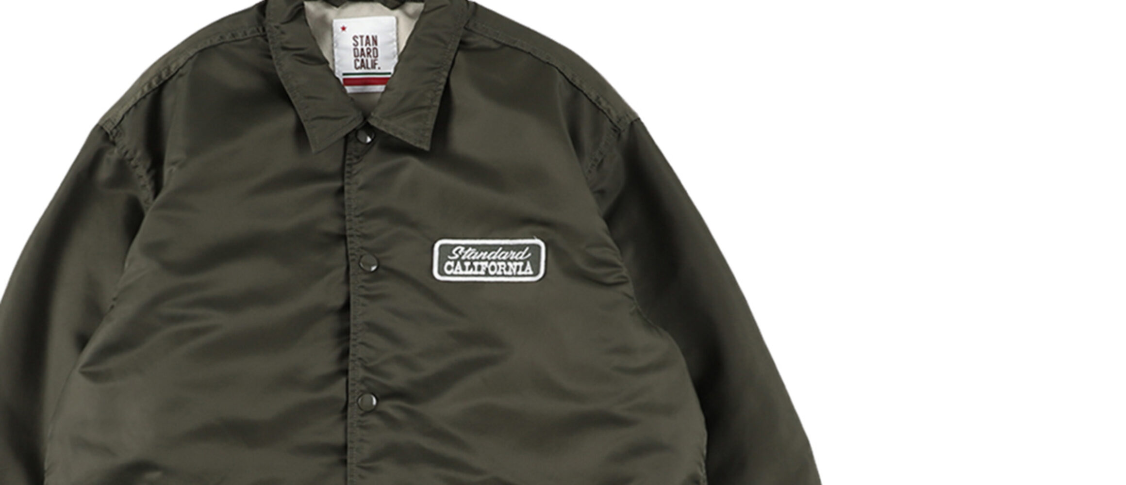 スタンダードカリフォルニアの新作コーチジャケットは、無骨でオトナ顔