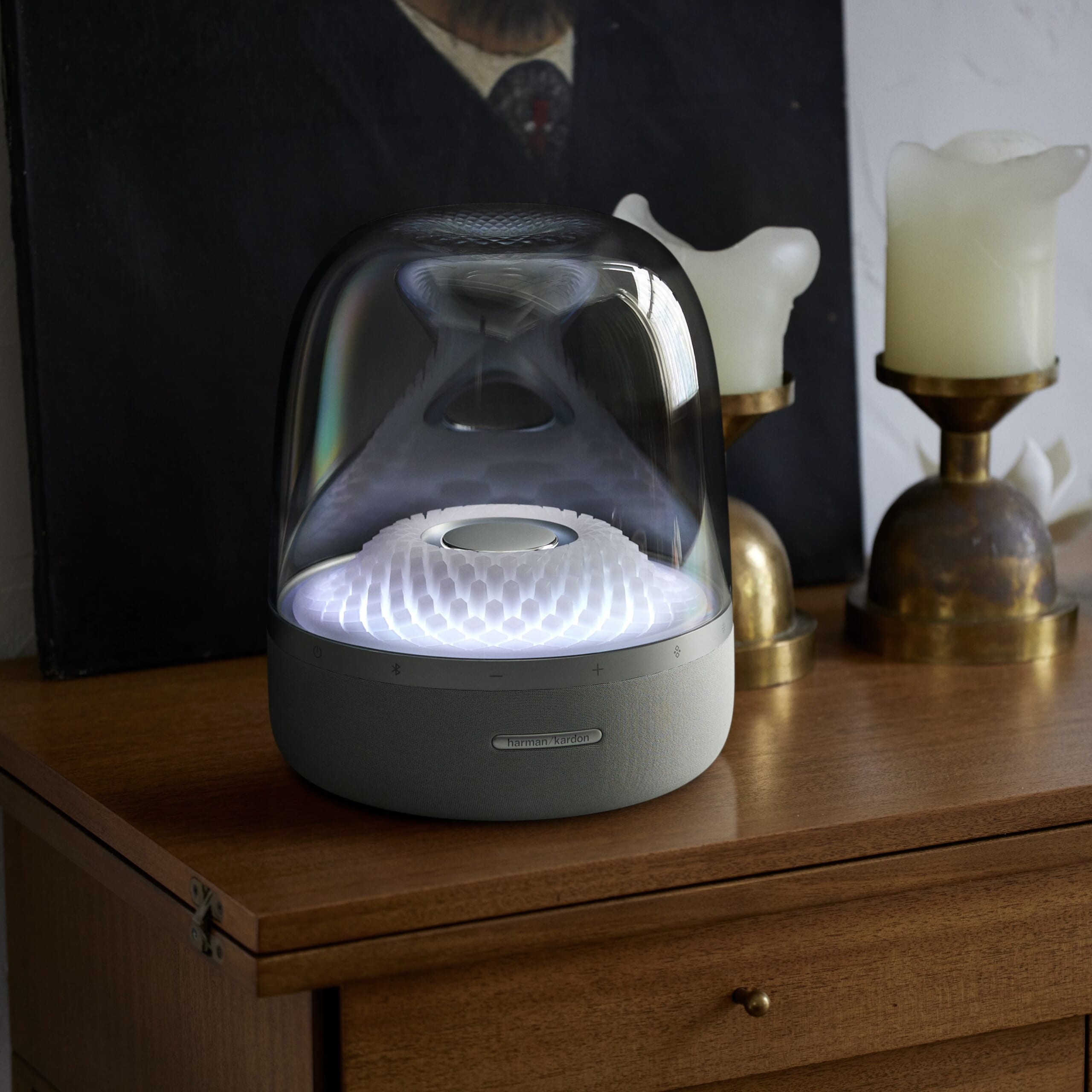 ハーマンカードンのアイコニックなワイヤレススピーカー“AURA STUDIO 4