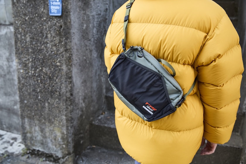 使い勝手を追求したギミックが随所に。アウトドアブランドのショルダー