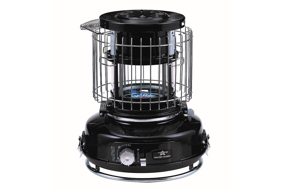 青い炎を360度楽しめる。アラジンのガスストーブに、全周ガラス窓の