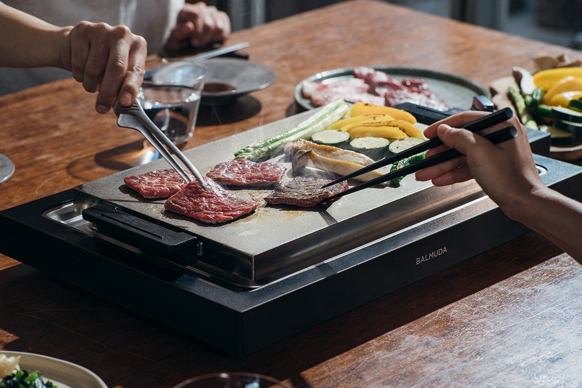 出来立て料理を鉄板上でカット＆サーブ可能！ バルミューダ初のホット