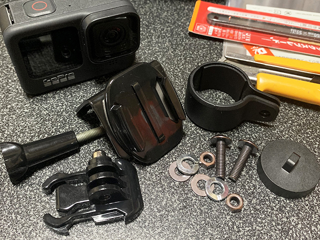 雨にも負けず、夜でもクッキリ。おまけに外して持ち運べる！バイク専用