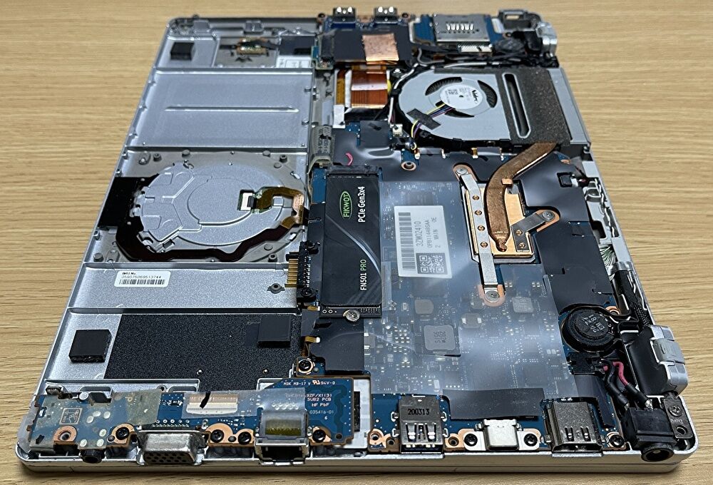 Let's note CF-QV8を分解、SSDの換装手順と内部の構成を写真で概説