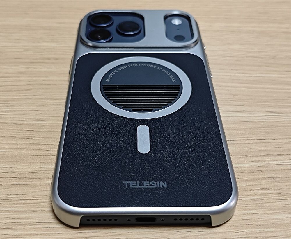 iPhone 17 Pro Max用、TELESIN カメラグリップに付属のケース 実機