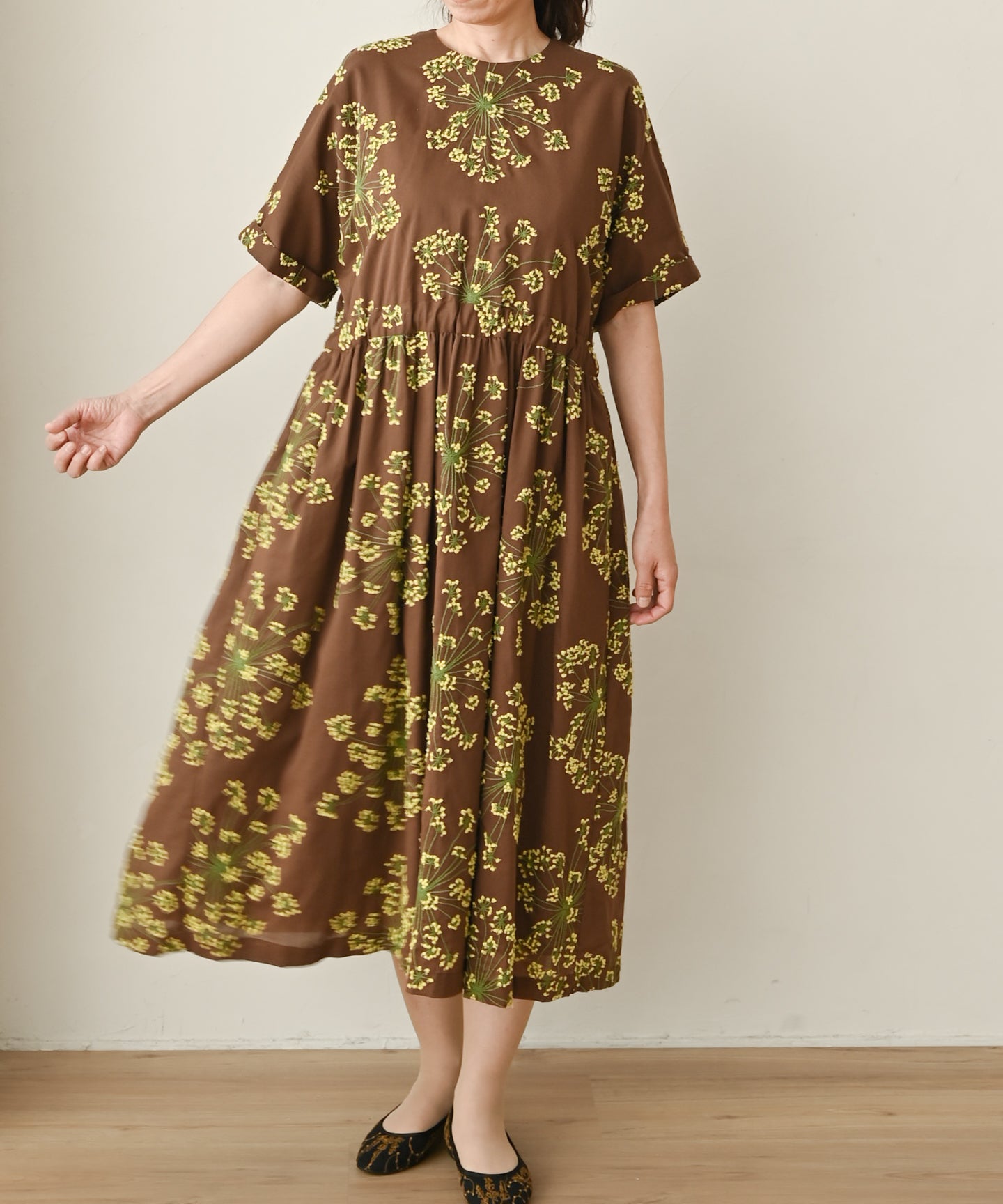 遠州織物〉隠しウエスト紐あり フェンネル刺繍 ノーカラー半袖