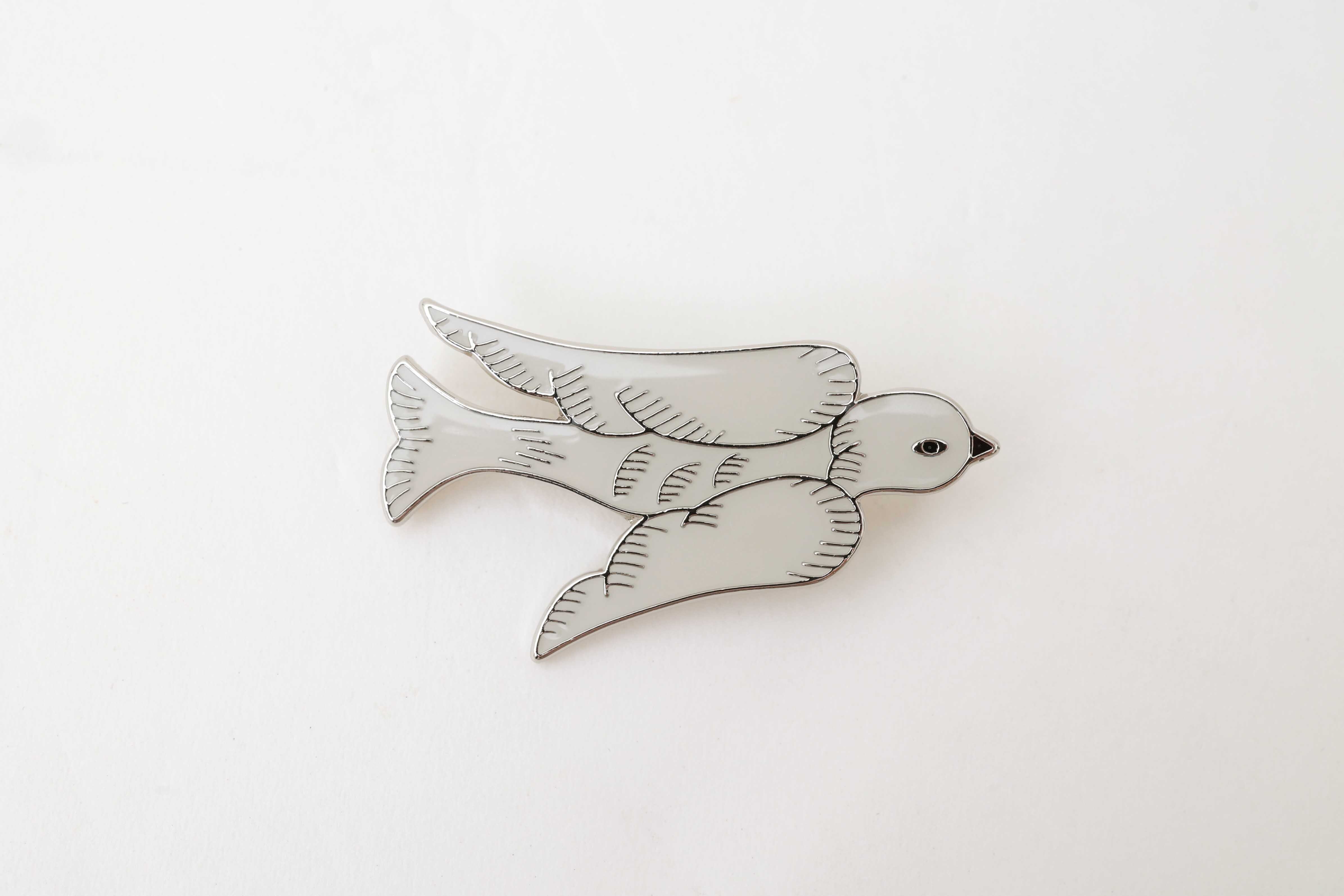 ミナペルホネン　wind bird ブローチ 🕊 mina perhonen “wind bird” brooch 空を舞う小さな鳥たちが、装いに
