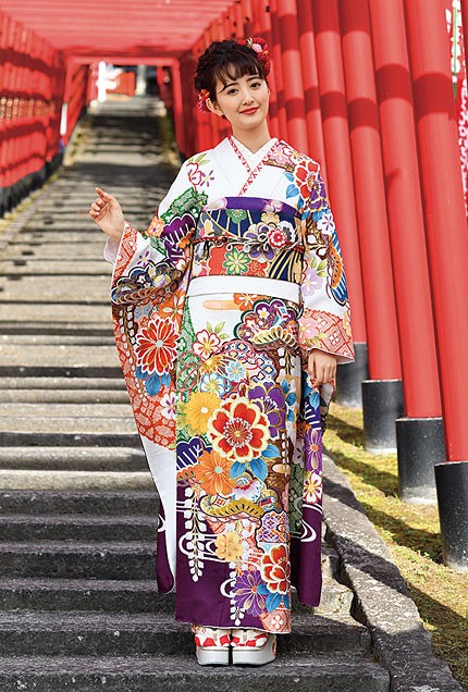 白地に紫の大胆な柄が映える振袖【KR-07】｜振袖ギャラリー｜浜松市で