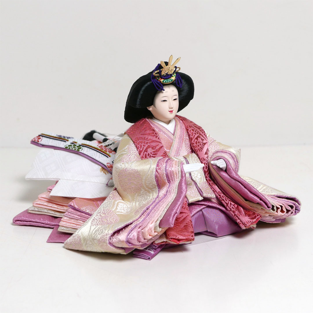 望月龍翠作 現代的な色づかいで古典文様を表現した衣装の雛人形木目金